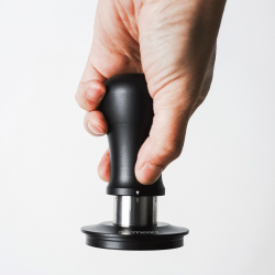 Normcore V5 Tamper med Fjeder & Titaniumsbelægning 53,3 mm Sort