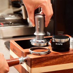 IKAPE V3 Kalibreret Tamper med Fjeder & Riller 58 mm Grå