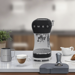 Smeg ECF02BLEU Espressomaskine Sort Inkl. Smeg CGF11BLEU Kaffekværn Sort